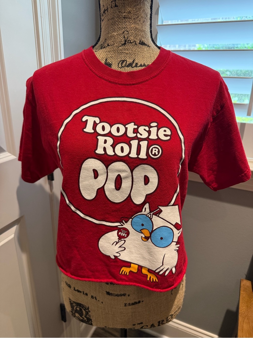 Hot Topic Tootsie Roll Pop Red Graphic Crop Tee